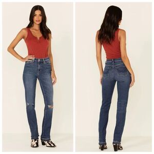 Idyllwind Straight Leg Distressed Jeans in Going Places Dark Medium Wash Size 8